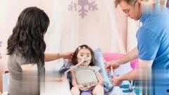 小女孩打屁屁的视频