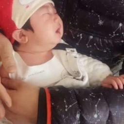 老师打针哭的视频,老师泪目,孩子勇敢坚强